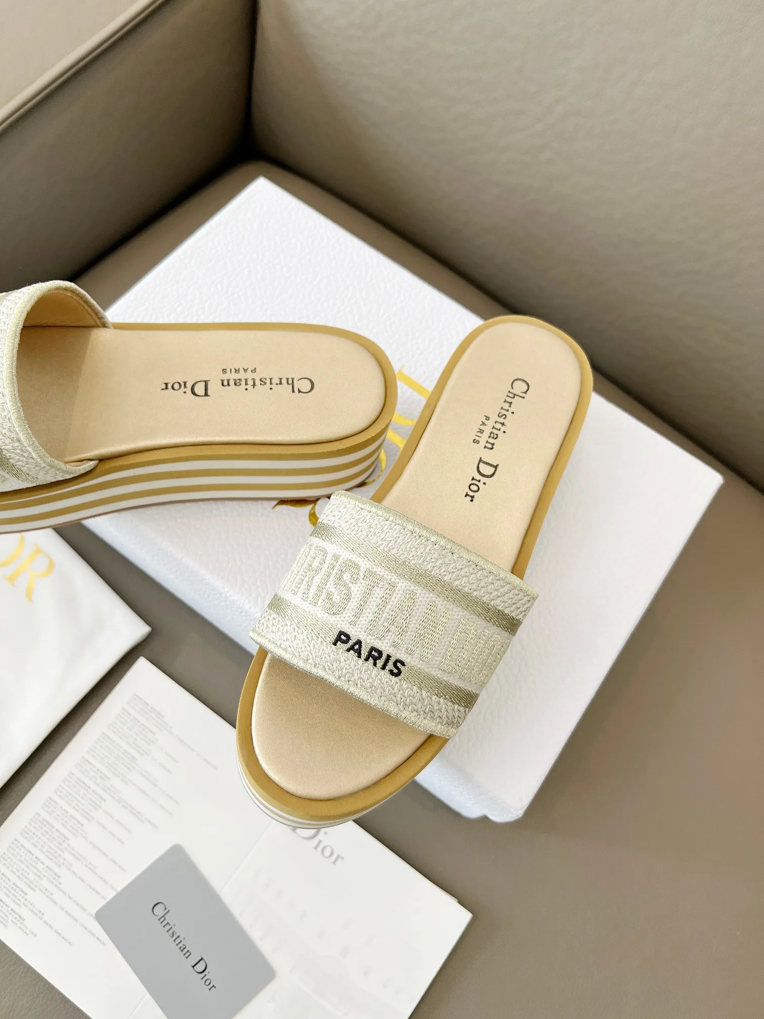 👟👟Ex-factory price 480👟👟 Dior's new spring and summer IVIETA DWAY jelly-colored flat-soled one-slip women's shoes with CD letter logo three-dimensional embroidery thick-soled round toe open-toe slippers. The original version is developed to be the top version on the market. It feels soft and delicate on the feet and is extremely comfortable. Material: Upper imported raffia electric embroidery high-temperature water-soluble cotton technical fabric + water-dyed cowhide foot pad lining + original consistent combination outsole Outsole: original outsole Size: 35-42 (40.41.42 custom-made, non-refundable and non-exchangeable)